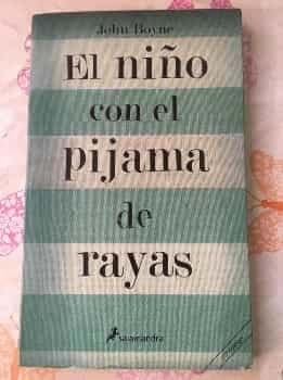 El niño con el pijama de rayas