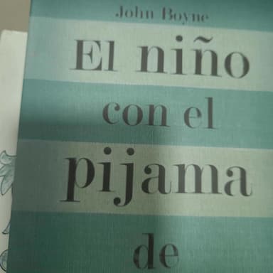 El niño con el pijama de rayas