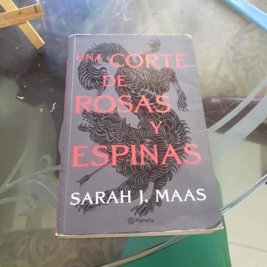 una corte de rosas y espinas