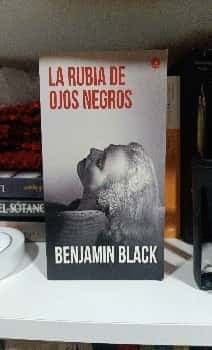La rubia de ojos negros