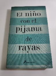 El niño con el pijama de rayas