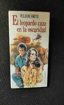 El leopardo caza en la oscuridad