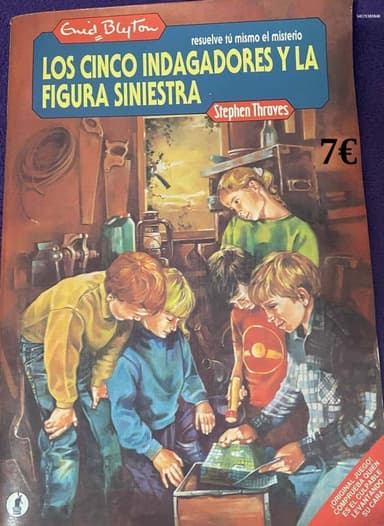 Los cinco investigadores y la figura siniestra.      