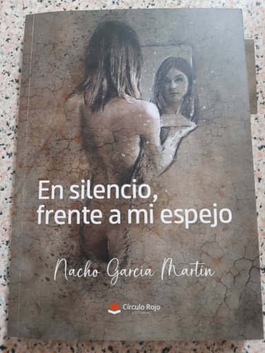 En silencio,frente a mí espejo