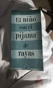 El niño con el pijama de rayas