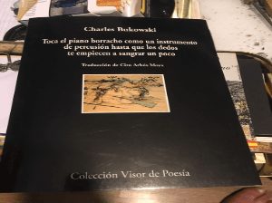Toca el piano borracho como un instrumento de percusión hasta que los dedos te empiecen a sangrar un poco