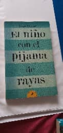 El niño con el pijama de rayas