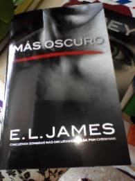 Más oscuro