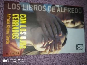 Con los ojos cerrados