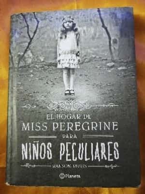 El hogar de Miss Peregrine para ninos peculiares / The peculiar childrens home of Miss Peregrine