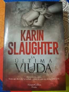 La Última Viuda por Karin Slaughter en Rústica