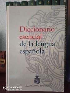 Diccionario esencial de la lengua española.